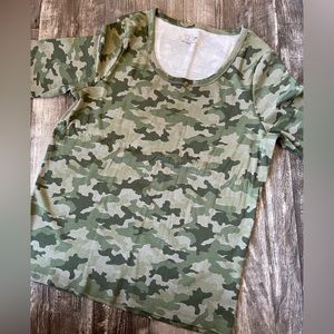 Scooped neck shirt sleeve T-shirt.